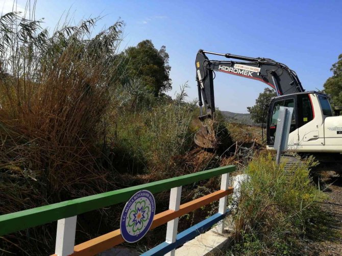 Menteşe’de 5 Kilometre Dere Temizliği Yapıldı