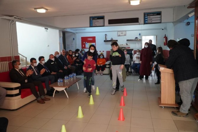 Dünya Engelliler Gününü Pasta Keserek Kutladılar