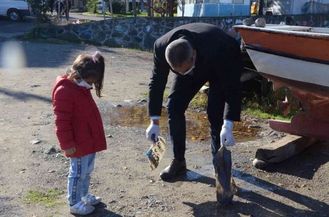 Gönüllüler 10 Dakikada 15 Çuval Çöp Topladı