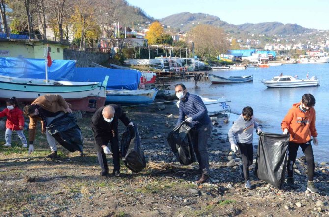 Gönüllüler 10 Dakikada 15 Çuval Çöp Topladı