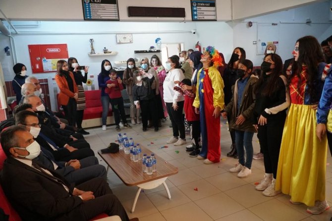 Dünya Engelliler Gününü Pasta Keserek Kutladılar