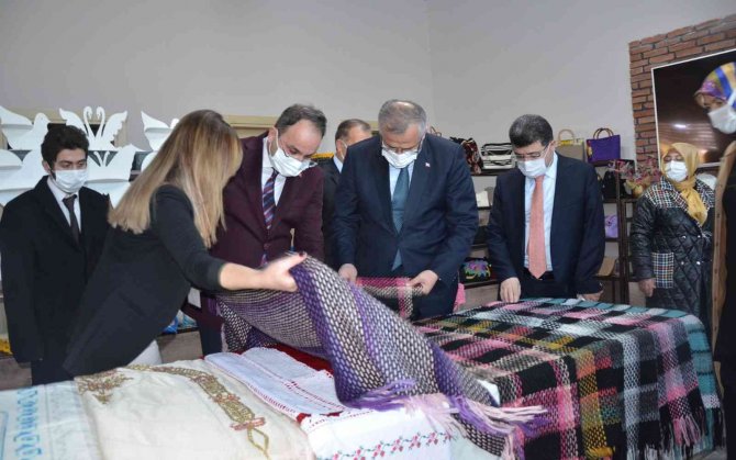 Engellilerin El Emeği Ürünleri Sergilendi