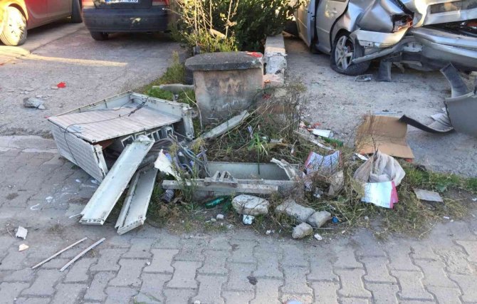 Otomobil Kaldırımda Yürüyen Yayalara Çarptı:3 Yaralı