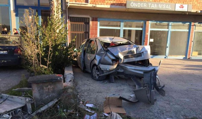 Otomobil Kaldırımda Yürüyen Yayalara Çarptı:3 Yaralı