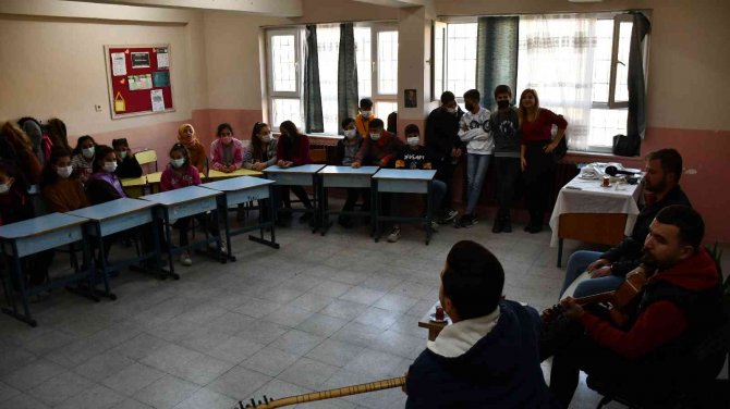 Bu Çocuklar Geleneksel Türk Kültürü İle Teknolojiyi Bir Araya Getirdi