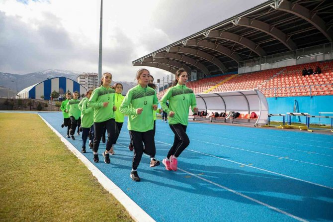 Atletizmde Tüm Dereceler Talas’ın