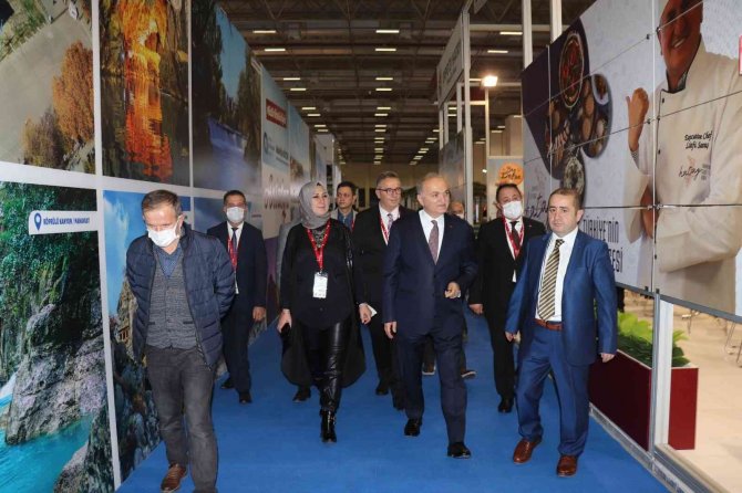 Başkan Özlü İ̇zmir Fuarında Zeytin Kırdı, Halı Dokudu