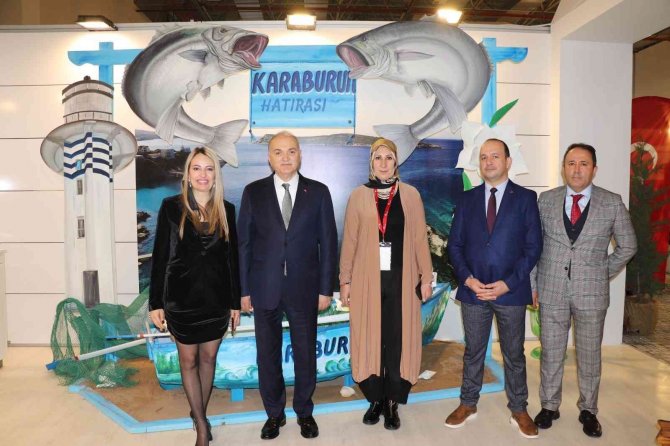 Başkan Özlü İ̇zmir Fuarında Zeytin Kırdı, Halı Dokudu