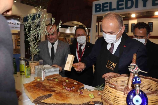 Başkan Özlü İ̇zmir Fuarında Zeytin Kırdı, Halı Dokudu