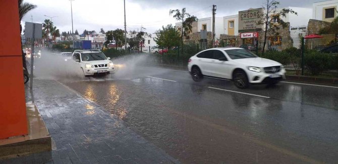 Bodrum’da Sağanak Etkili Oldu, Bazı Noktalar Göle Döndü