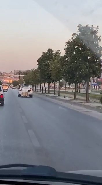 Bursa’da Çekçek Arabayı Arabanın Bagajına Bağlayarak Kilometrelerce İlerledi