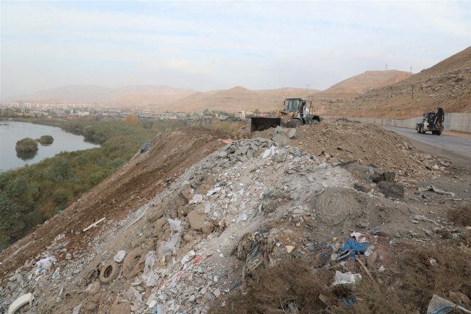 Cizre Belediyesi, İlçedeki Moloz Kirliliğinin Önüne Geçiyor