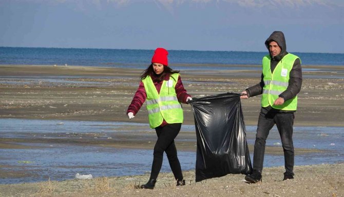 Van Gölü’nün Çekilen Sahilinde Çöp Topladılar