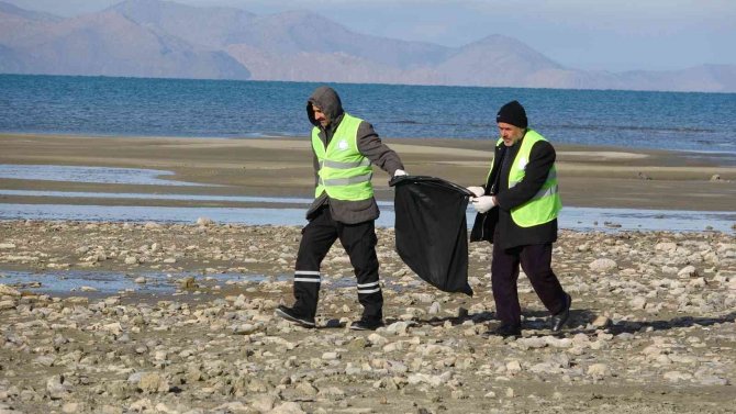 Van Gölü’nün Çekilen Sahilinde Çöp Topladılar