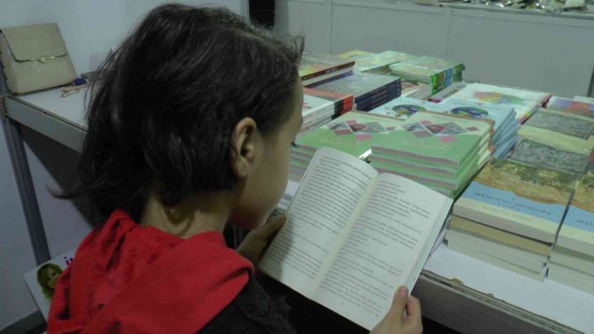 10 Yaşındaki Yazar İmza Gününde Okurlarıyla Buluştu