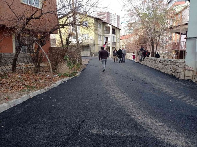Hakkari’de Yol Asfaltlama Çalışması