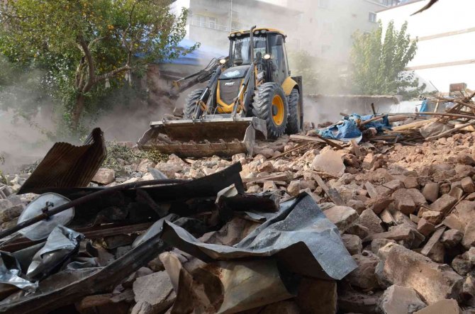 Kırıkhan’da Metruk Binalar Yıkılıyor