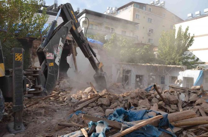 Kırıkhan’da Metruk Binalar Yıkılıyor