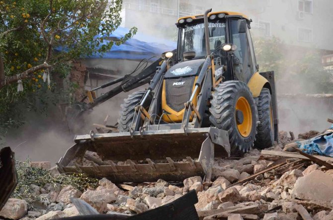Kırıkhan’da Metruk Binalar Yıkılıyor