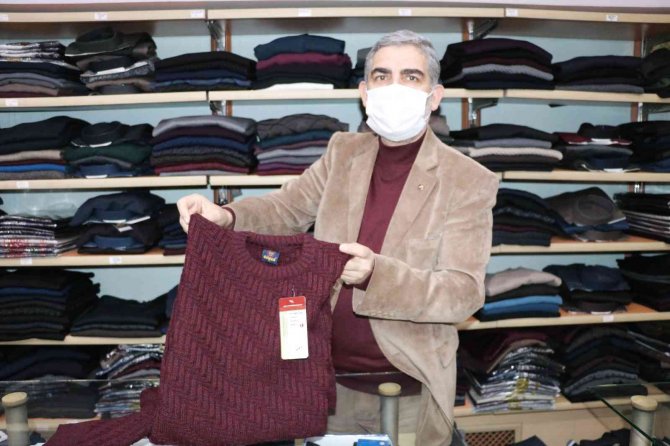 63 Yıldır İnsanları Giydiriyorlar