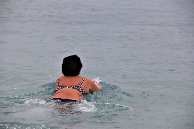 Meteoroloji Tarafından ‘Turuncu’ Kod İle Uyarılan Antalya’da Turistlerin Deniz Keyfi