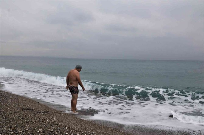 Meteoroloji Tarafından ‘Turuncu’ Kod İle Uyarılan Antalya’da Turistlerin Deniz Keyfi