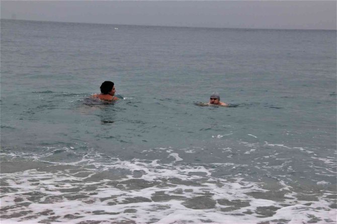 Meteoroloji Tarafından ‘Turuncu’ Kod İle Uyarılan Antalya’da Turistlerin Deniz Keyfi