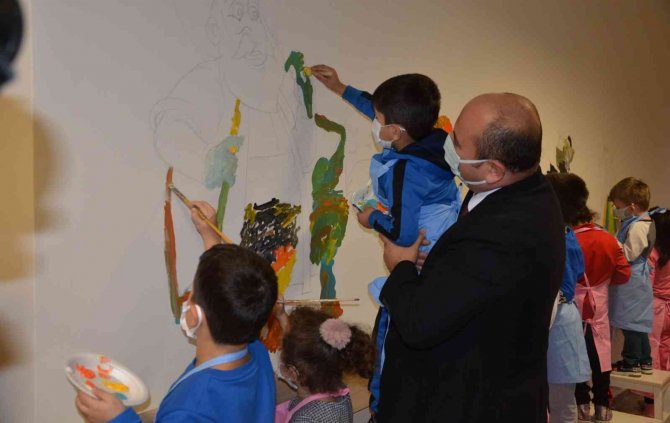 Devlet Hastanesinde Yatan Çocuklar Duvarlara Resimler Çizdi