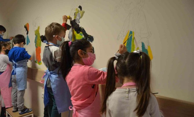 Devlet Hastanesinde Yatan Çocuklar Duvarlara Resimler Çizdi