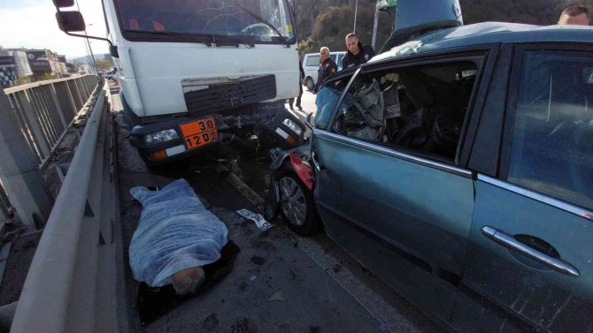 Akaryakıtı Biten Otomobile Akaryakıt Tankeri Çarptı: 1 Ölü, 3 Yaralı