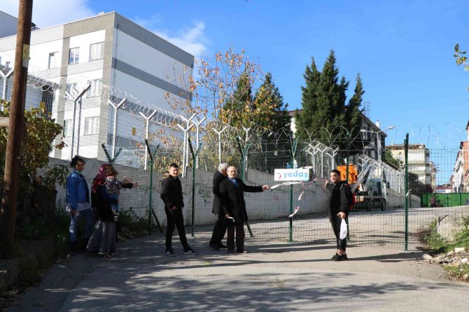 Mahalleli, Tel Örgüyle Kapatılan Sokağın Tekrar Açılmasını İstiyor