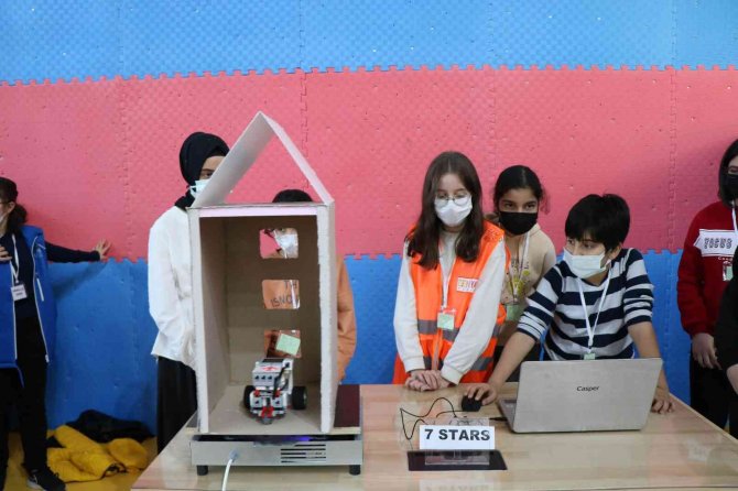 Ortaokul Öğrencilerinin Robotları Bilim Şenliğinde Yarıştı