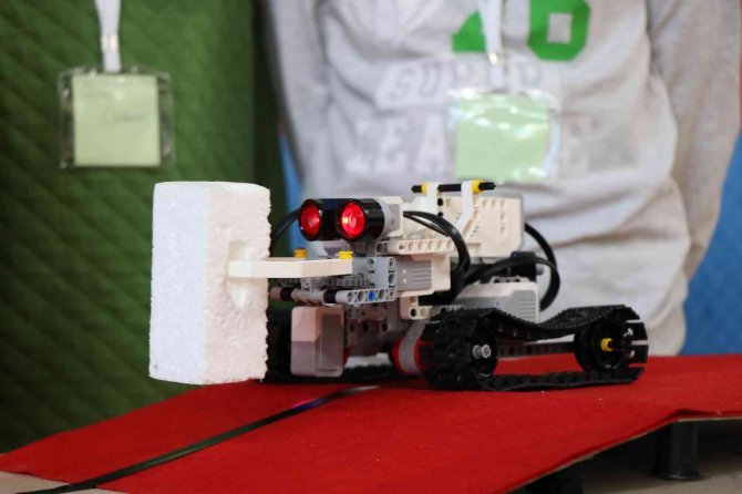 Ortaokul Öğrencilerinin Robotları Bilim Şenliğinde Yarıştı