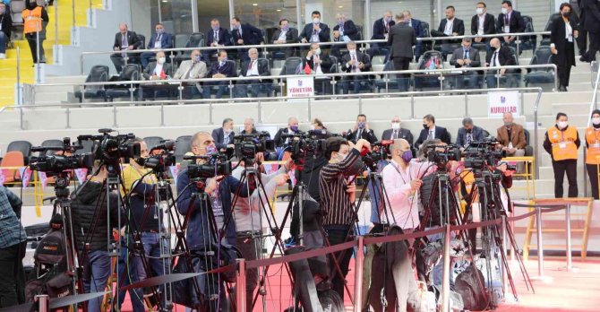 Ahmet Ağaoğlu: "Ligin Son Maçı Oynanmadan, Hakem Son Düdüğü Çalmadan Kimin Şampiyon Olacağı Belli Olmaz"