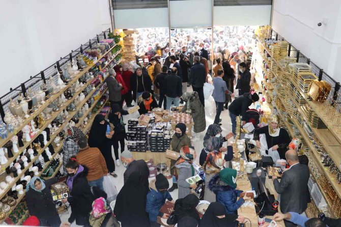 Van’da Avm Açılışında İzdiham