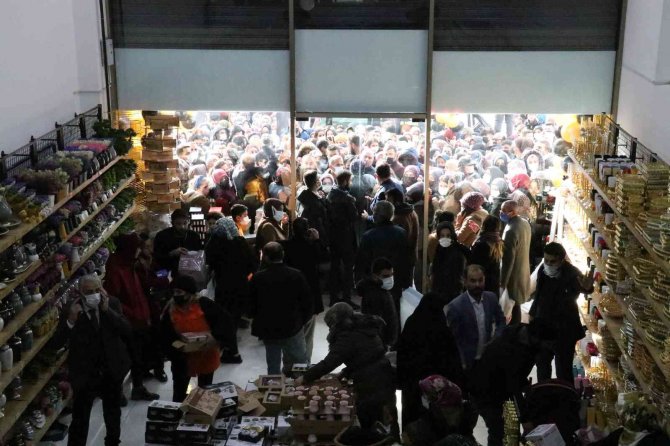Van’da Avm Açılışında İzdiham
