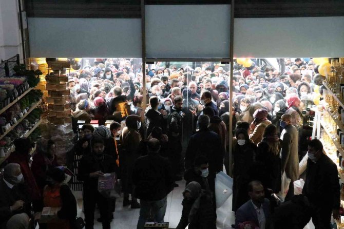 Van’da Avm Açılışında İzdiham