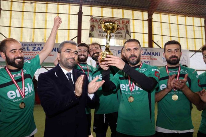 Edremit’te ‘Geleneksel Mahalleler Arası Futbol Turnuvası’ Sona Erdi