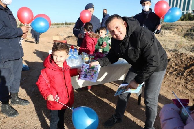 Jandarma Önce Aileleriyle Fidan Dikti, Sonra Çocuklarla Uçurtma Uçurdu