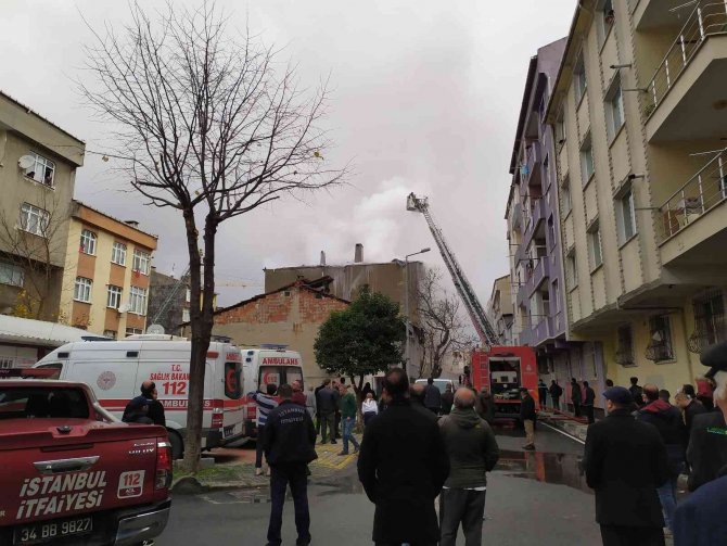 Bağcılar’da Apartmanın 3’üncü Katında Patlama Yaşandı