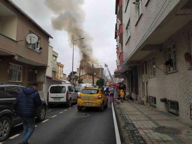 Bağcılar’da Apartmanın 3’üncü Katında Patlama Yaşandı