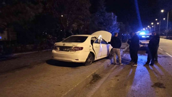 Kontrolden Çıkan Otomobil Kaldırıma Çıktı: 5 Yaralı