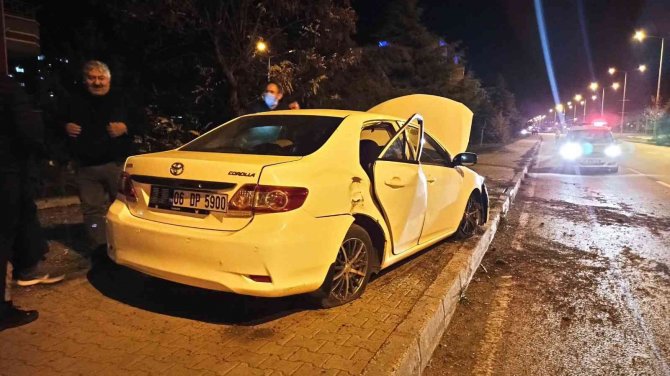 Kontrolden Çıkan Otomobil Kaldırıma Çıktı: 5 Yaralı