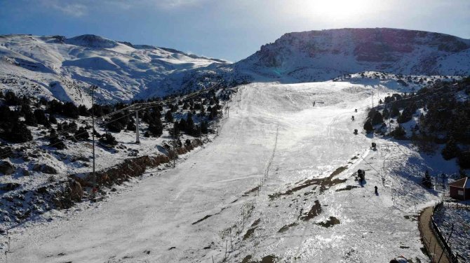 Yüzeyi Buz Tutan Ardıçlı Gölü’nde Mest Eden Kış Manzarası