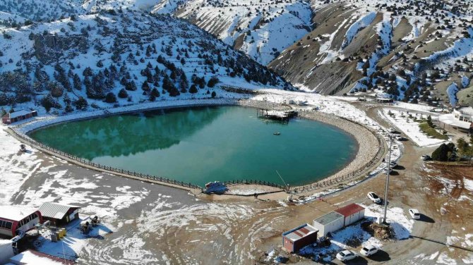 Yüzeyi Buz Tutan Ardıçlı Gölü’nde Mest Eden Kış Manzarası