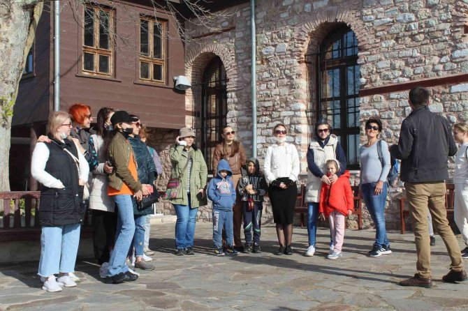 700 Yıllık Orhan Camii’ne Turist Akını