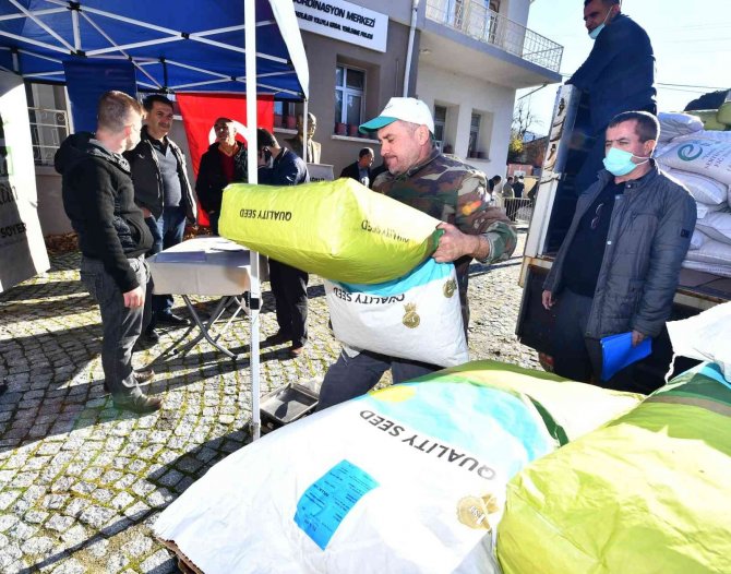 Büyükşehir, Üreticiye İklim Dostu Yem Bitkisi Desteğini Sürdürüyor