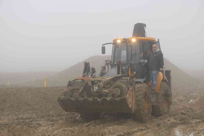 Çamura Saplanan Motosikletler Kepçeyle Pistten Çıkarıldı