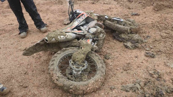 Çamura Saplanan Motosikletler Kepçeyle Pistten Çıkarıldı