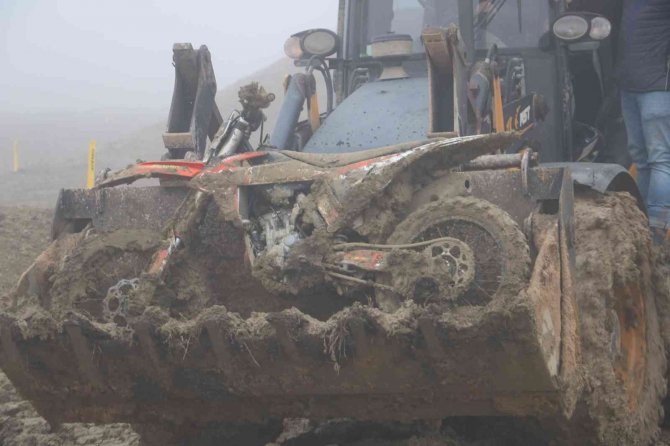 Çamura Saplanan Motosikletler Kepçeyle Pistten Çıkarıldı